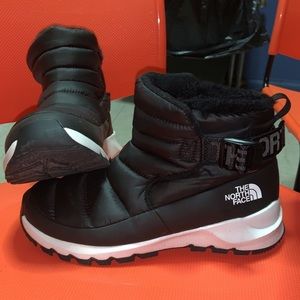 Women size 8 north face boots